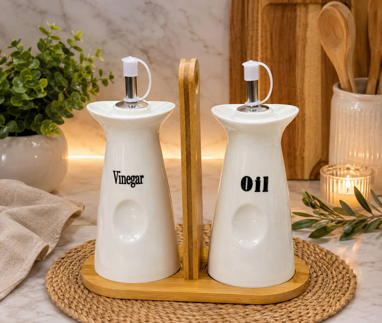 طقم قنينات الزيت والخل من السيراميك الأبيض (Set Huilière / Vinaigrière en Céramique) يأتي مع حامل خشب الخيزران (Bamboo).