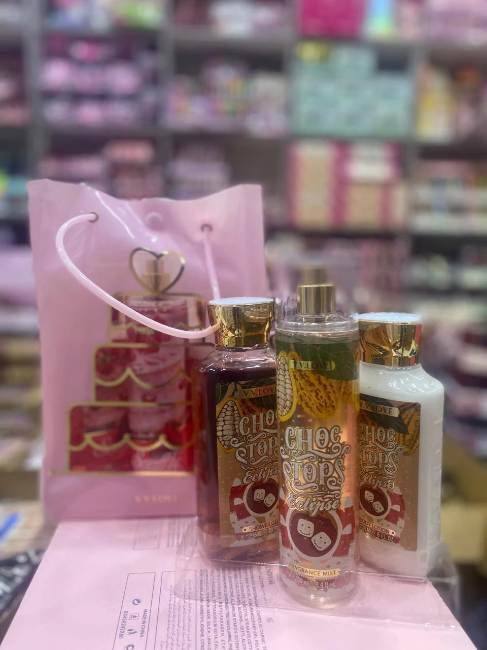طقم العناية بالجسم للنساء  3 قطع  جل استحمام + بودي ميست + لوشن للجسم. 🌸 رائحة منعشة وثابتة يمنحكِ إحساسًا بالنظافة والانتعاش طوال اليوم 💖