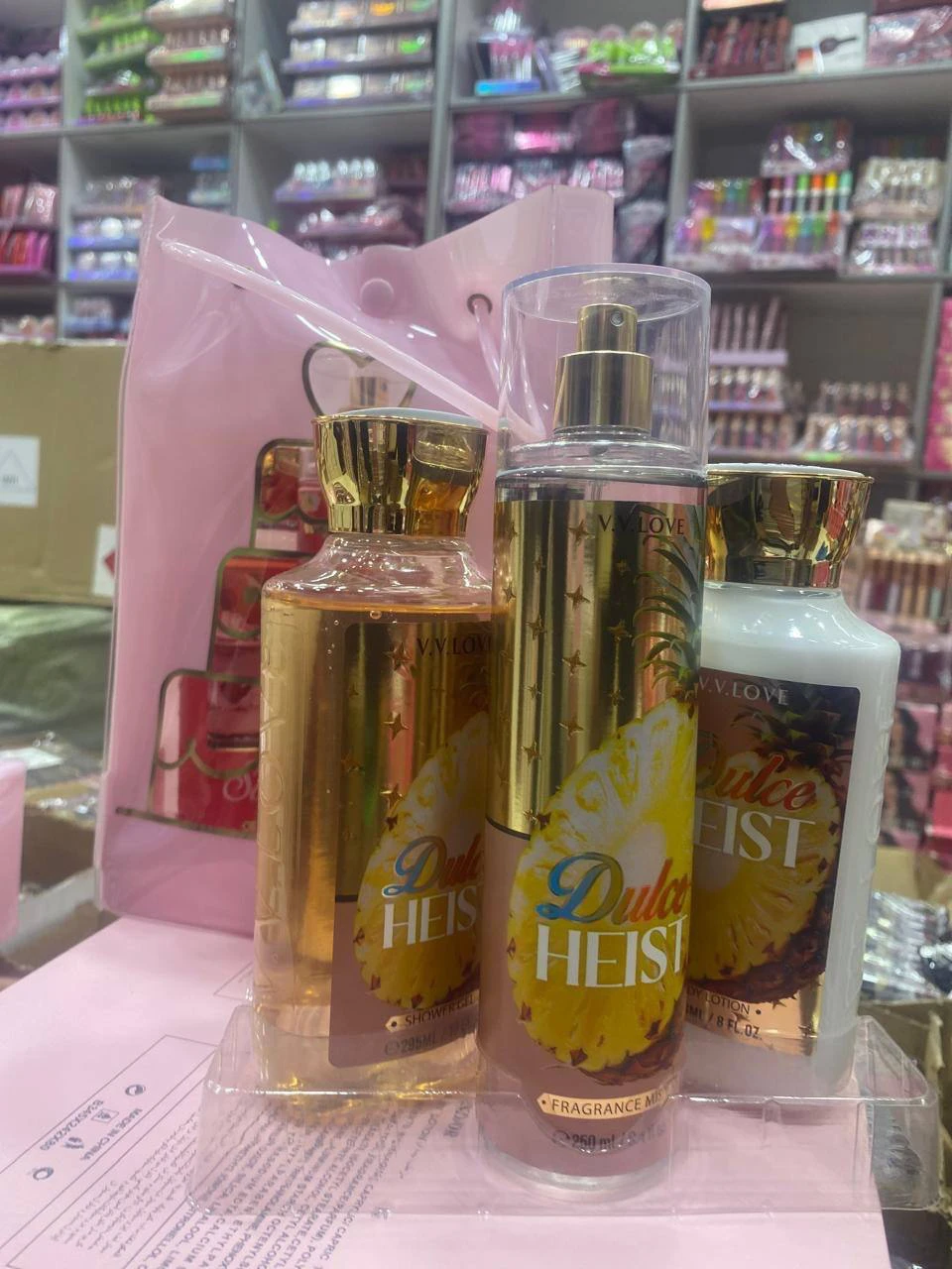 طقم العناية بالجسم للنساء  3 قطع  جل استحمام + بودي ميست + لوشن للجسم. 🌸 رائحة منعشة وثابتة يمنحكِ إحساسًا بالنظافة والانتعاش طوال اليوم 💖