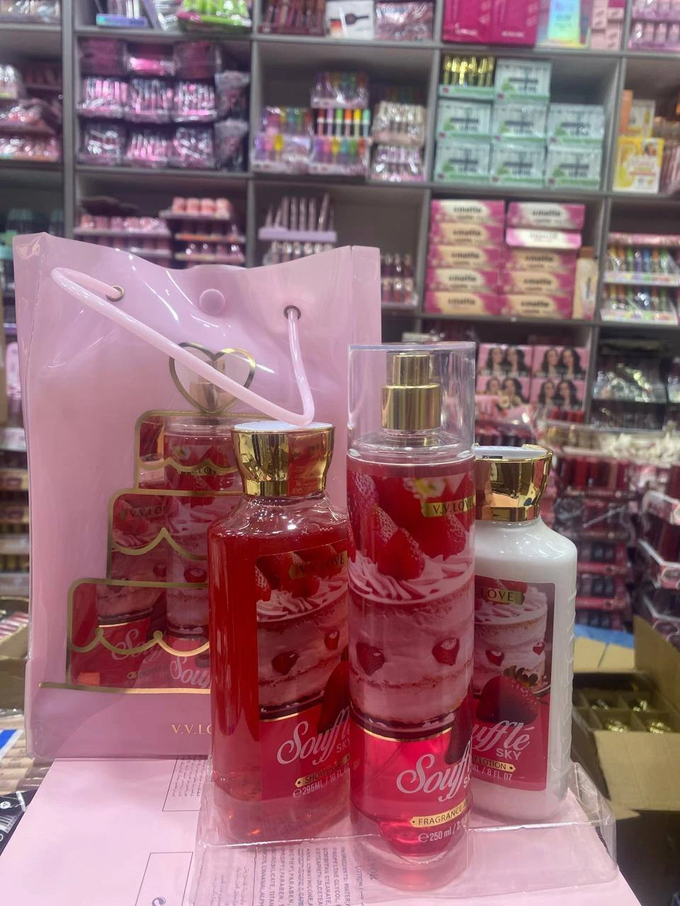 طقم العناية بالجسم للنساء  3 قطع  جل استحمام + بودي ميست + لوشن للجسم. 🌸 رائحة منعشة وثابتة يمنحكِ إحساسًا بالنظافة والانتعاش طوال اليوم 💖