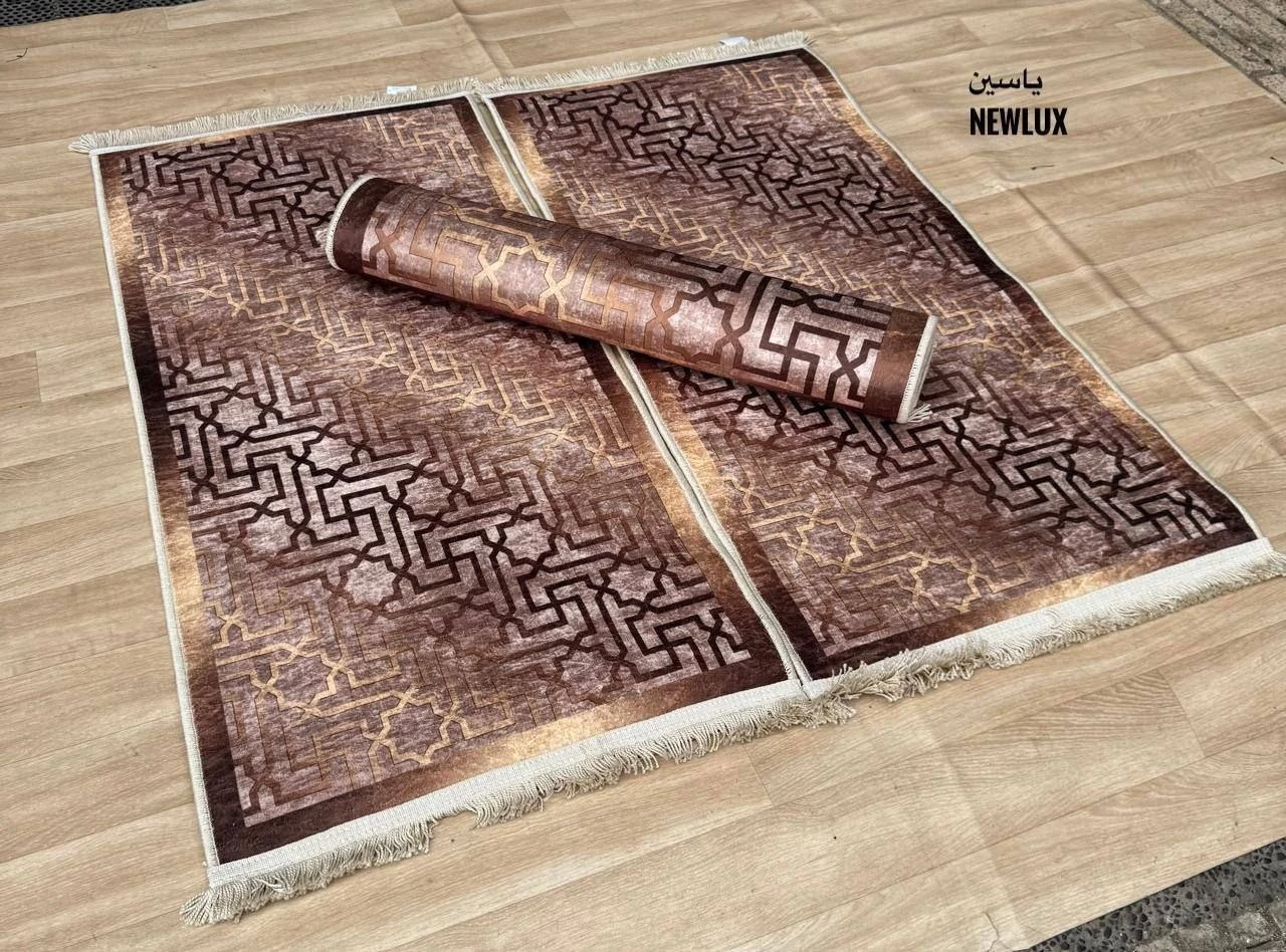 طقم زرابي ثلاثي الأبعاد خاص بغرفة النوم (Parure de lit) بتصاميم عصرية وأنيقة تضفي لمسة من الفخامة والراحة على غرفتك. ​مكونات الطقم والقياسات: ​المجموع: 3 قطع (3 Pcs). ​قطعتان (2) قياس: 60 × 120 سم (جوانب السرير). ​قطعة واحدة (1) قياس: 80 × 150 سم (واجهة السرير).