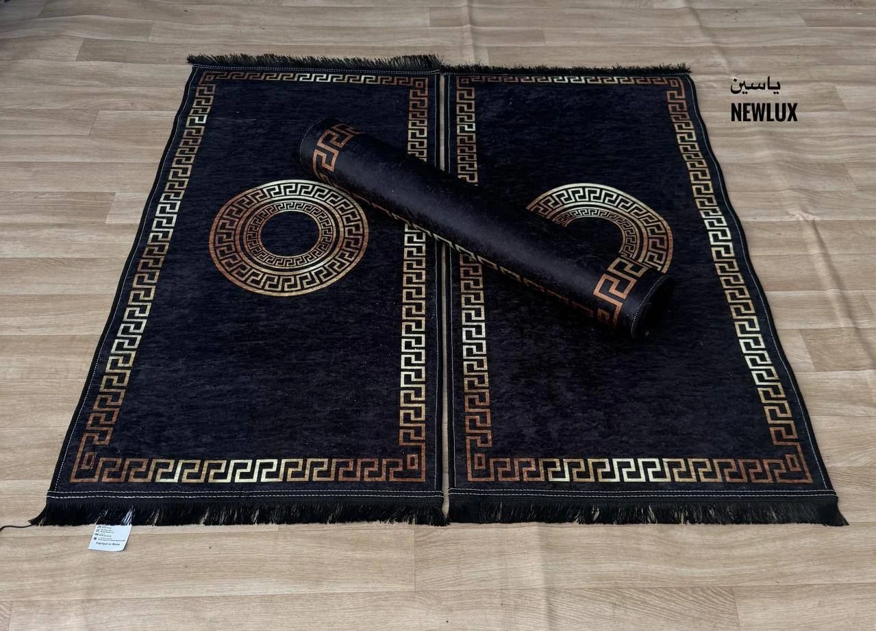 طقم زرابي ثلاثي الأبعاد خاص بغرفة النوم (Parure de lit) بتصاميم عصرية وأنيقة تضفي لمسة من الفخامة والراحة على غرفتك. ​مكونات الطقم والقياسات: ​المجموع: 3 قطع (3 Pcs). ​قطعتان (2) قياس: 60 × 120 سم (جوانب السرير). ​قطعة واحدة (1) قياس: 80 × 150 سم (واجهة السرير).