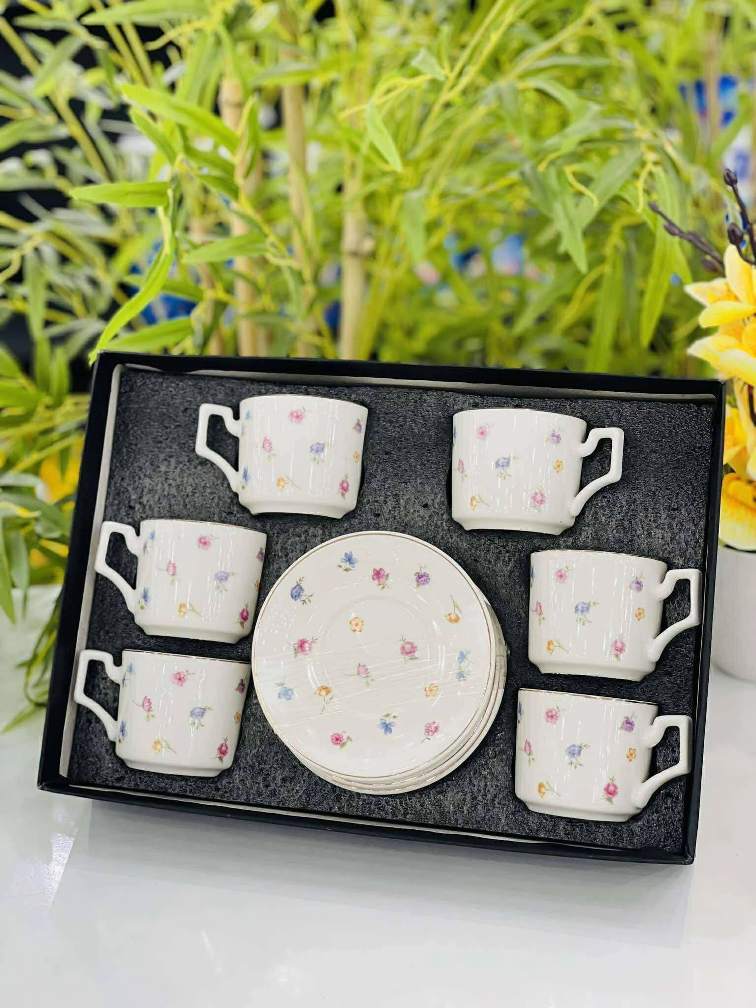 طقم فناجين قهوة وشاي بورسلين بنقوش الورود الناعمة - 12 قطعة (Service à café et thé en porcelaine - 12 pièces)